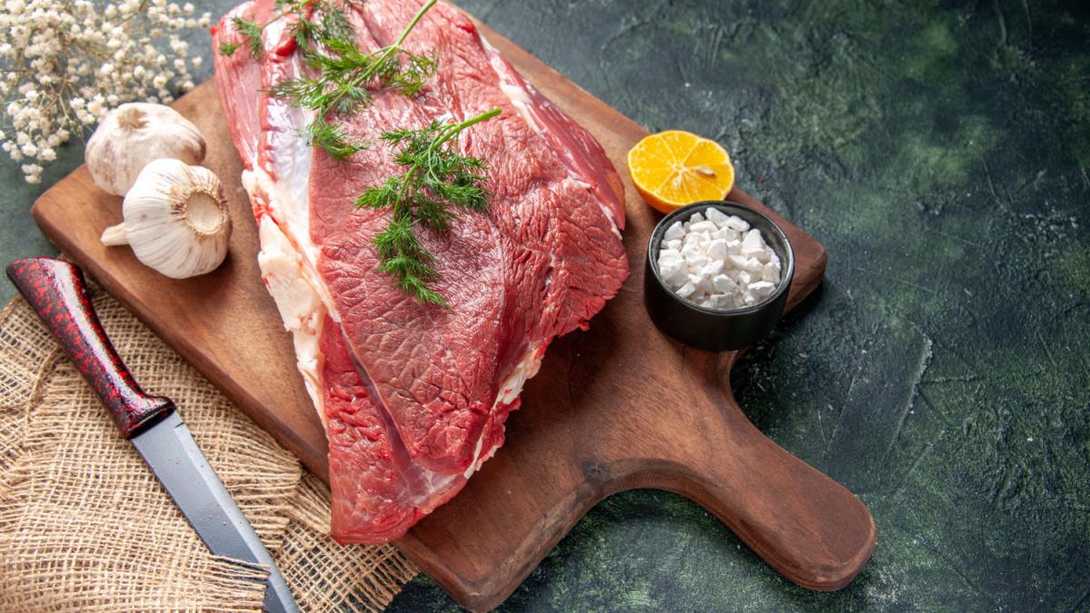 Сырое мясо на столе Сырое мясо на столе