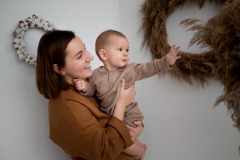 Эксперт рассказала, какие упражнения снижают боль от ношения ребёнка на руках