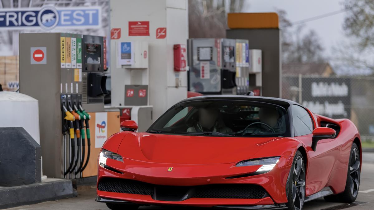 Ferrari SF90 Stradale на автозаправке Ferrari SF90 Stradale на автозаправке