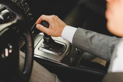 Автоинструктор объяснил, почему не стоит переводить коробку передач в нейтраль при остановке