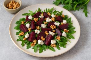 Салат с сыром страчателла готовится с листьями салата, маслинами и бальзамическим соусом