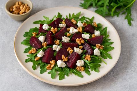 Салат с сыром страчателла готовится с листьями салата, маслинами и бальзамическим соусом