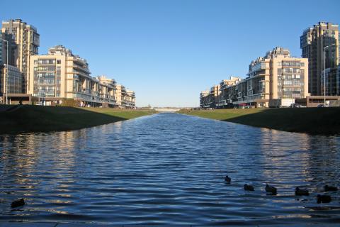 RT: В Петербурге девушка спасла ребенка, упавшего в Матисов канал