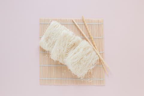 Как приготовить салат с фунчозой, корейской морковью и свежим огурцом