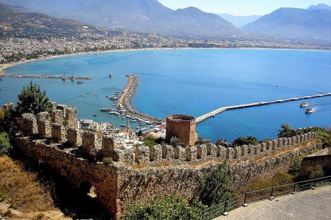 Аланья сочетает пляжный отдых, исторический центр и развитую городскую инфраструктуру — Яндекс Путешествия