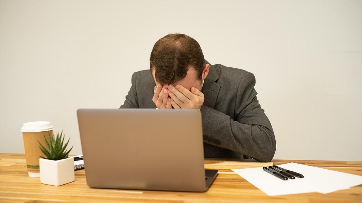 Мужчина в состоянии стресса