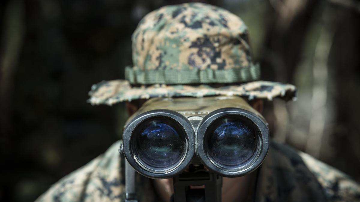 Военный с биноклем