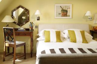 Спальня без ремонта преображается за вечер — всего 3 детали меняют атмосферу до неузнаваемости