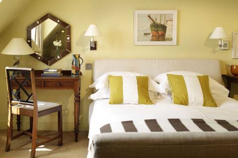 Спальня без ремонта преображается за вечер — всего 3 детали меняют атмосферу до неузнаваемости