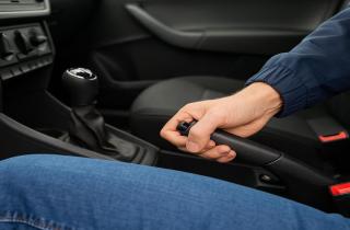 Ослабленный стояночный тормоз проявляется увеличенным ходом рычага и откатом автомобиля — автомеханики