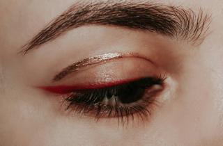 Макияж нарушил стабильность слёзной плёнки у женщин, считают офтальмологи