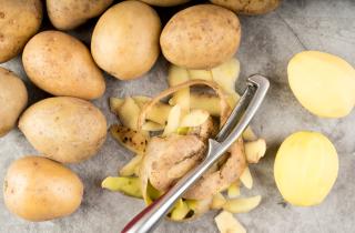 Картофельные очистки можно превращать в удобрение — садовые эксперты
