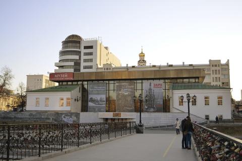 В Екатеринбурге посетитель пририсовал глаза фигурам на картине Германа Метелева 