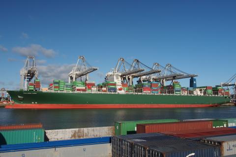 Сухогруз под флагом Вануату сел на мель у берегов Кубани — Shot