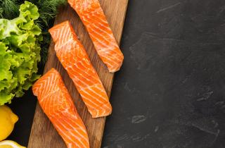 Малосольная красная рыба с укропом и апельсиновой цедрой сохраняет свежесть при домашней засолке