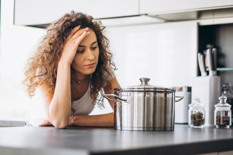 Специалисты: сода, лимон и горчица эффективно очищают кухонные крышки