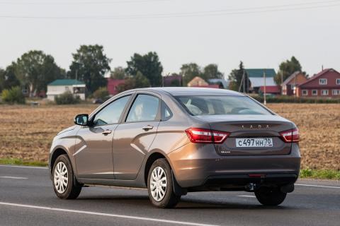 Владельцам Lada Vesta обновят ПО из-за риска блокировки руля