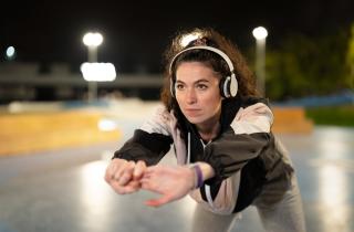 Программа Natalipashkof направлена на развитие выносливости и контроля тела у девушек на турниках и брусьях