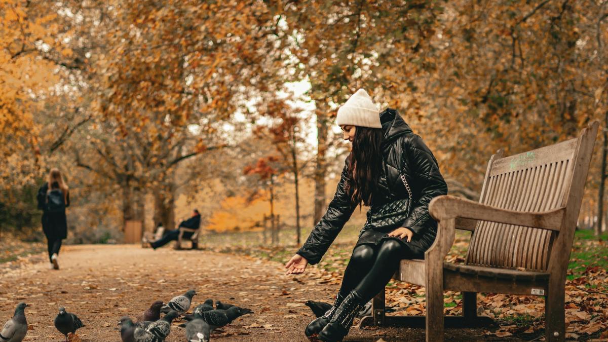 Девушка в парке осенью
