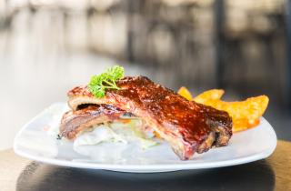 Вино и время исправят всё: жёсткие говяжьи волокна тают во рту после томления в духовке