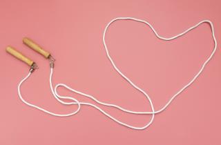 Прыжки со скакалкой: эффективное кардио для сжигания калорий и укрепления выносливости