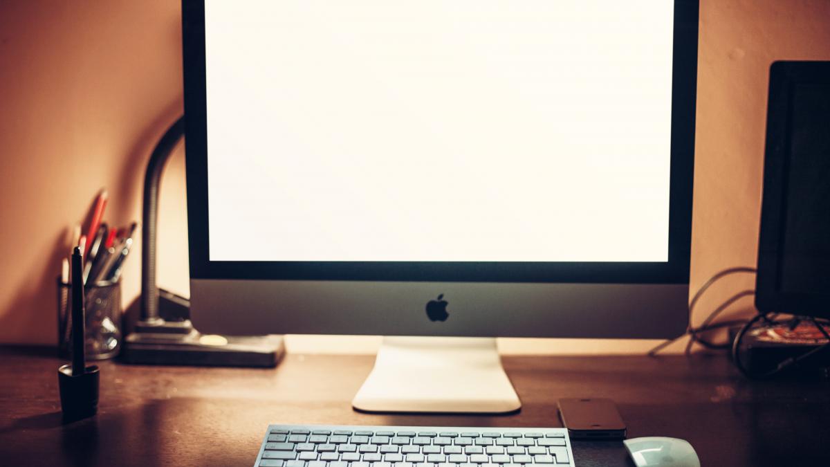 Apple-desk-office-technology-1 (24029661260)
