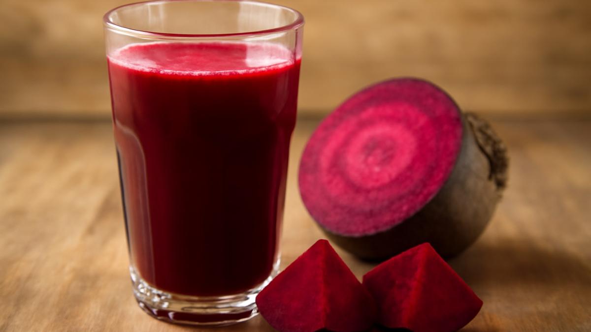 Стакан свежевыжатого свекольного сока