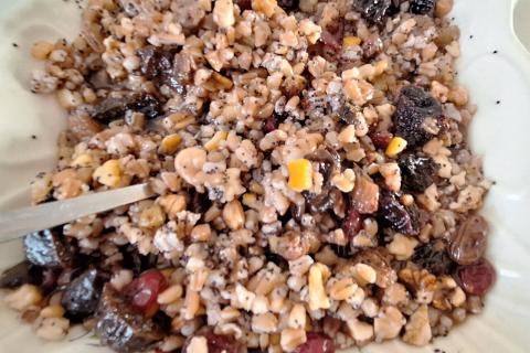 Кутью готовят из цельной пшеницы с маком и мёдом и хранят не дольше трёх дней — повара