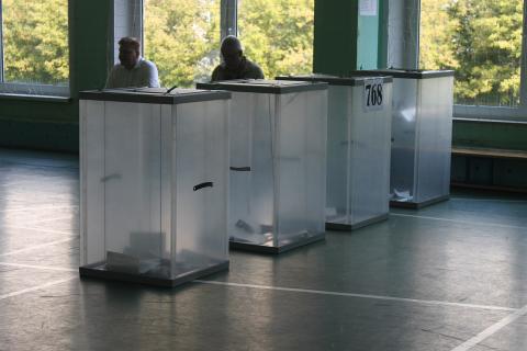 На выборах губернатора в Екатеринбурге избирателей встречали пирожками и самсой