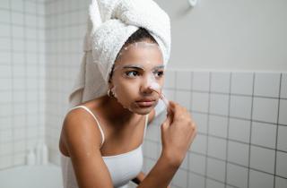 Дерматолог Зарема Омарова предупредила об опасности пересушивания тканевых масок