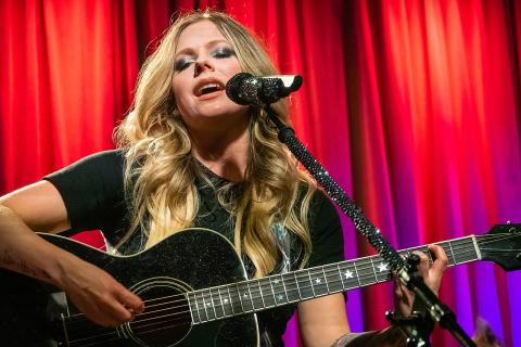 Разрыв с Аврил Лавин шокировал фанатов: что скрывал её бывший все эти годы