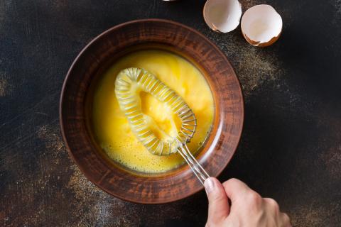 В яичном ликёре советуют смешавать бурбон коньяк и тёмный ром — Simply Recipes