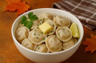 Жареные пельмени с сыром на сковороде получаются с тонкой хрустящей корочкой и сыром сверху