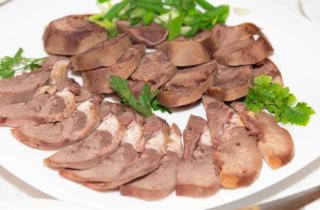 Свиной язык становится плотным при долгой варке — кулинар Алексей Морозов