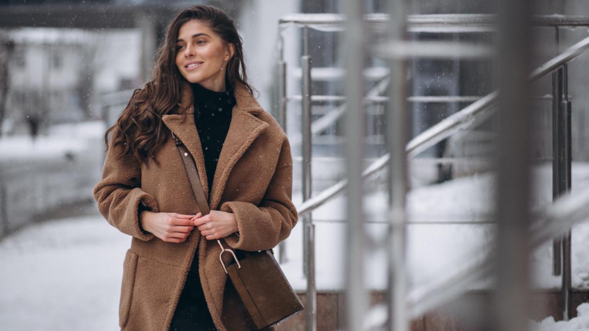 Девушка на улице зимой