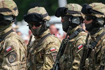 Польские военные подверглись обстрелу камнями