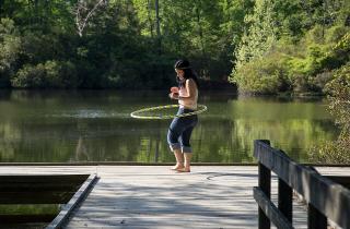 Хулахуп укрепляет мышцы кора и сжигает калории — тренеры фитнес-клубов