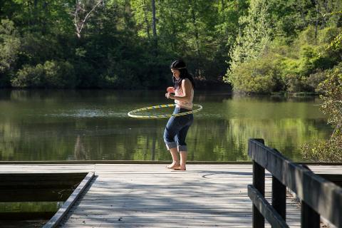 Хулахуп укрепляет мышцы кора и сжигает калории — тренеры фитнес-клубов