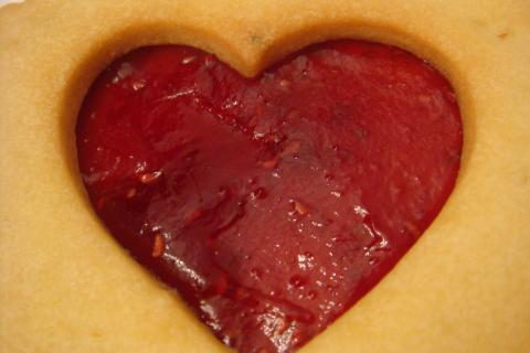 Батончики с клубникой и ревенем исчезают со стола — начинка получается “как в детстве”, но с секретом