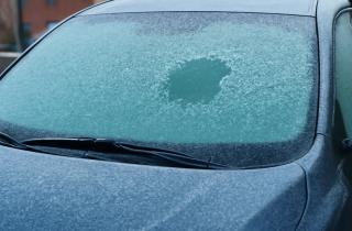 Механическая очистка льда оставляет царапины на лобовом стекле — автоэксперт