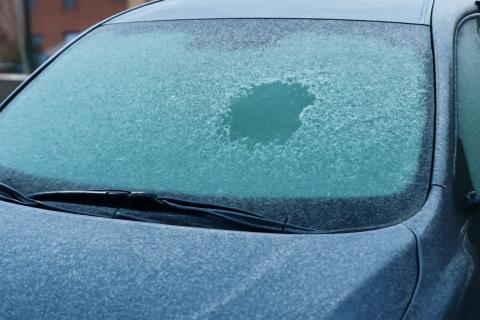 Механическая очистка льда оставляет царапины на лобовом стекле — автоэксперт
