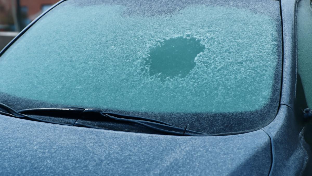 Замерзшее лобовое стекло автомобиля
