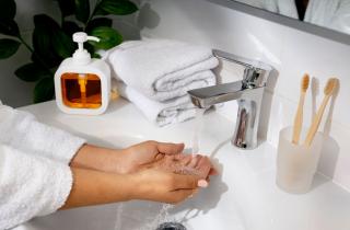 Бумажные полотенца безопаснее сушилок и снижают риск заражения бактериями — Сара Милтон