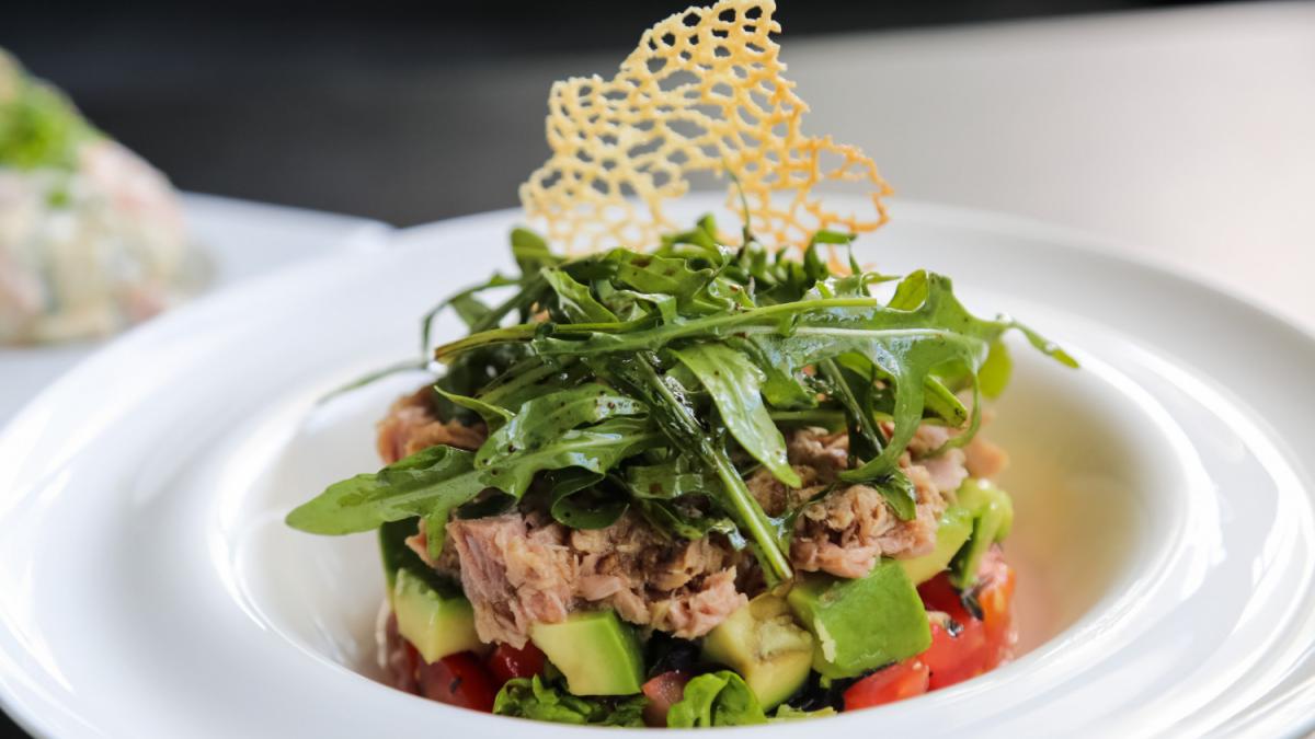 Салат с рыбой и авокадо