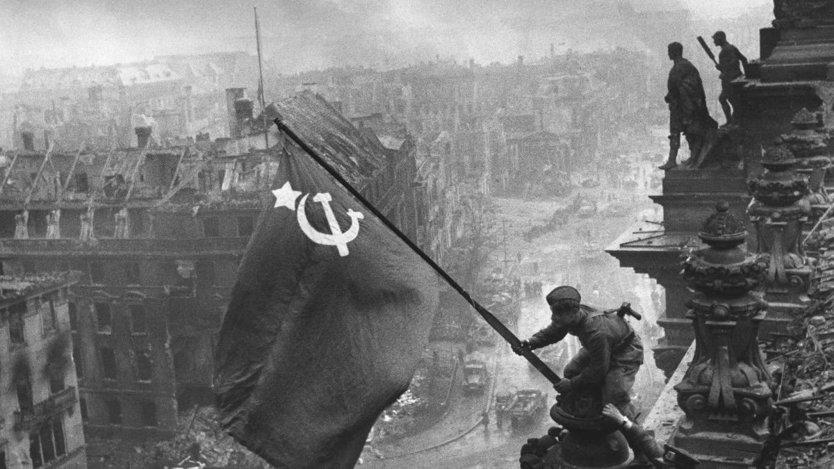 Raising a flag over the Reichstag - Restoration Raising a flag over the Reichstag - Restoration