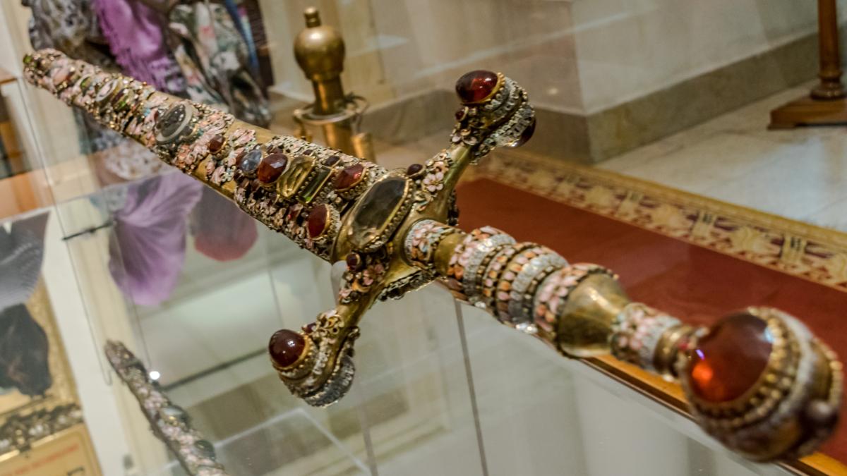 Инкрустированный камнями старинный меч в музее Инкрустированный камнями старинный меч в музее