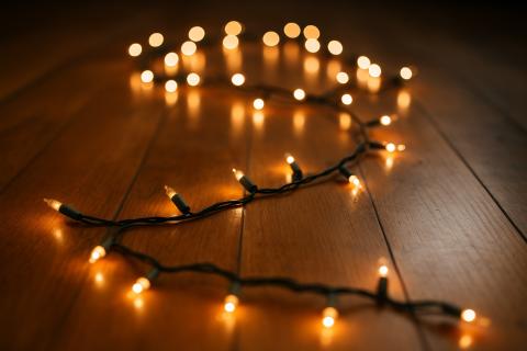 Повреждённые провода гирлянды повышают риск короткого замыкания — электрики