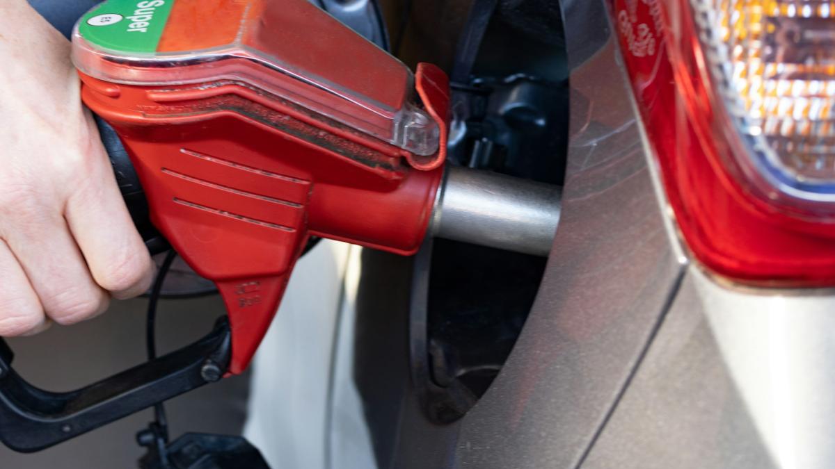 Заправочный пистолет в баке