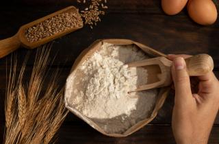 Эксперты отметили, что безглютеновую муку получают из риса, гречки, кукурузы и нута