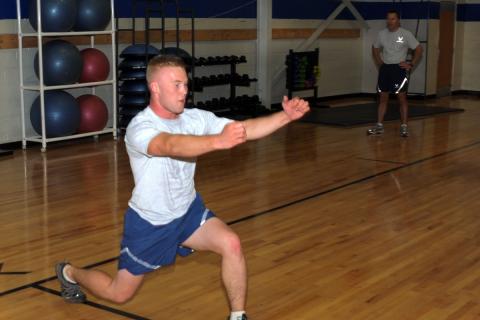 Тренер Beachbody Элиз Джоан представила 20-минутную HIIT-тренировку для пресса